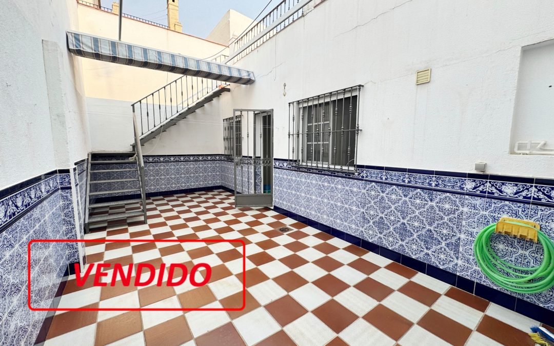 CASA ADOSADA EN SANLÚCAR LA MAYOR